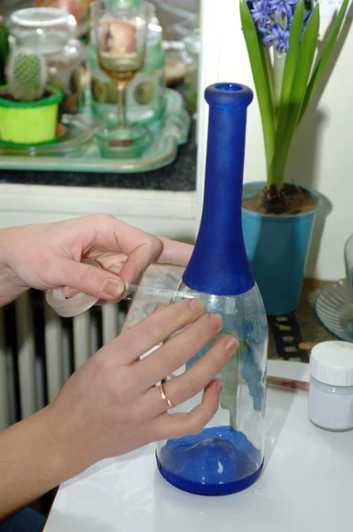 Donna dipinge una bottiglia vuota — Foto Stock