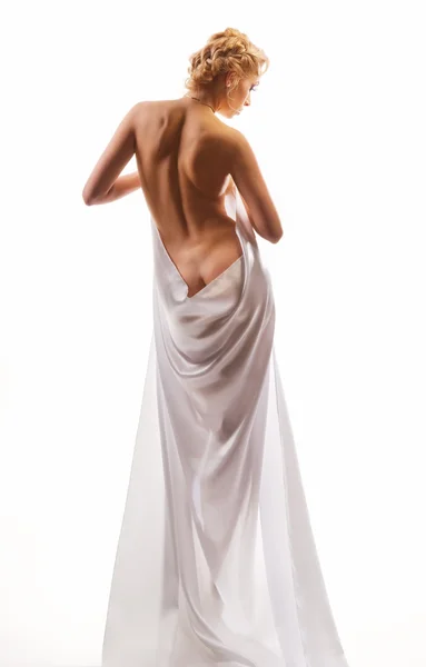 Femme nue dans un drap — Photo