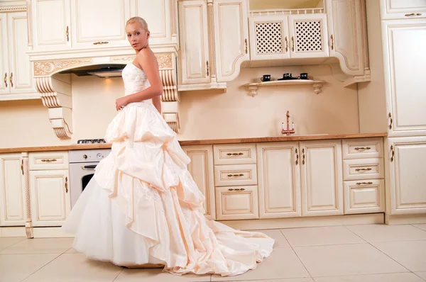 Bruden i en lyxig klänning — Stockfoto