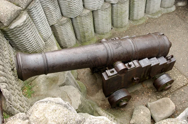 किल्ल्याच्या रीसेसमध्ये स्थापित प्राचीन बंदूक — स्टॉक फोटो, इमेज
