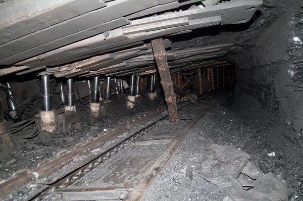 Formar un túnel en una mina subterránea —  Fotos de Stock