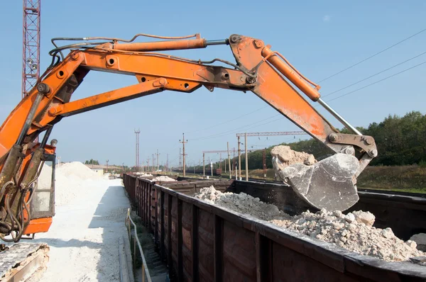 Excavator loads gravel — Stock Photo, Image