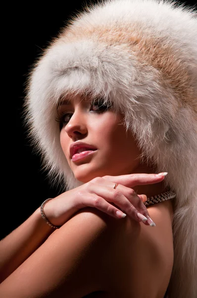 Donna con un cappello di pelliccia — Foto Stock