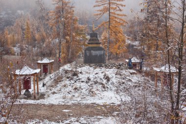 Budist'ın köşk ve stupa kar yağışı altında