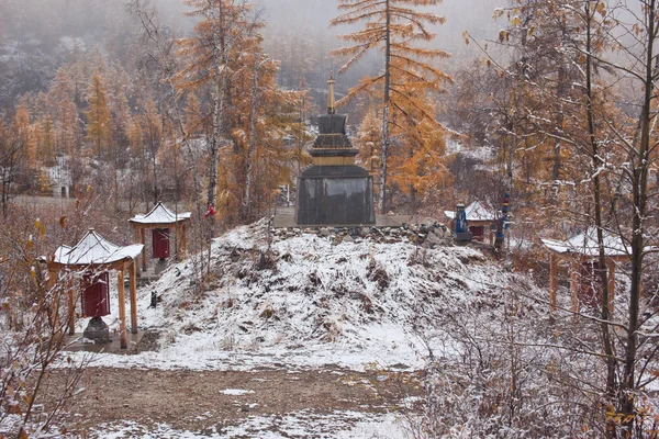 Buddhistischer Pavillon und Stupa unter Schneefall — Stockfoto