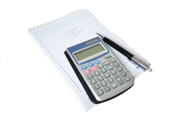 Kalkulator i pióra w tle program szeregujący — Zdjęcie stockowe