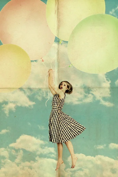 Женщина на воздушных шарах в голубом небе с облаками — стоковое фото