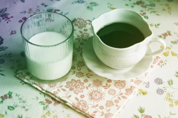 Melk en koffie op een schoonheid tafellaken — Stockfoto