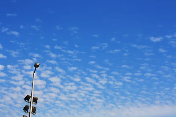 Ліхтар на блакитному небі — стокове фото
