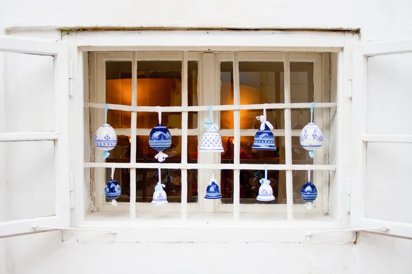 Красивые колокольчики на белом окне — стоковое фото