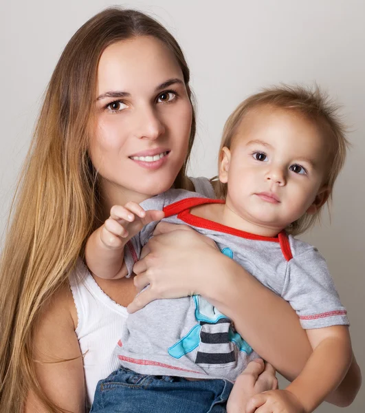 Skönhet mor med liten pojke — Stockfoto