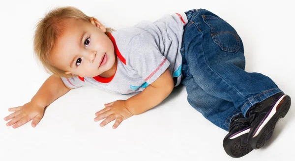 Kleine jongen op een vloer — Stockfoto