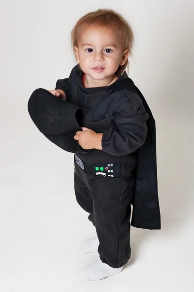 Kleine jongen in een zwart pak — Stockfoto