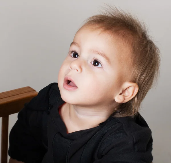 Portret van een prachtige kleine jongen — Stockfoto