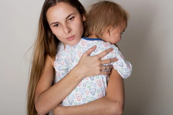 Ledsen kvinna med liten pojke — Stockfoto