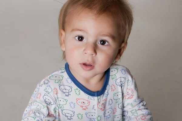 Porträt eines schönen kleinen Jungen — Stockfoto