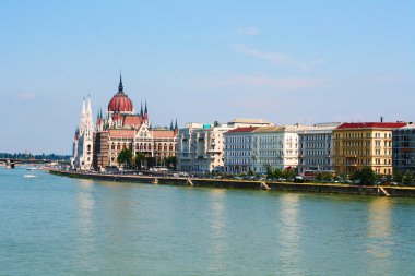 Macaristan Parlamentosu'nun, Budapeşte mavi gökyüzü ile yaz