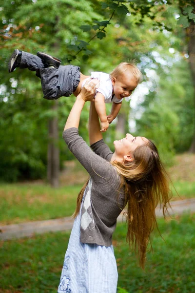 Belleza joven madre con hijo —  Fotos de Stock