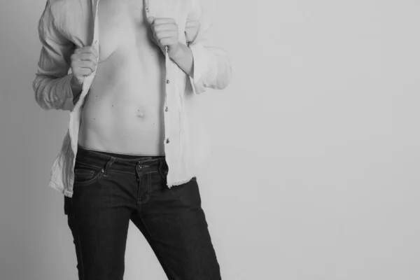 Solitario donna sexy in camicia e jeans — Foto Stock