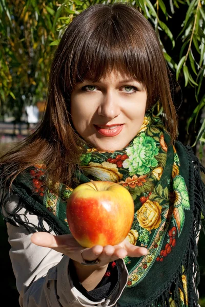 Счастливая женщина с яблоком — стоковое фото