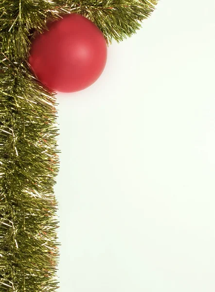 Открытка с новогодним мячом и елкой — стоковое фото