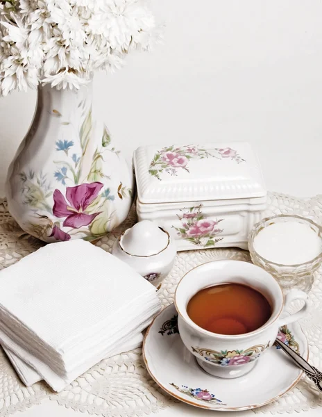 Chá alto inglês com bolo — Fotografia de Stock