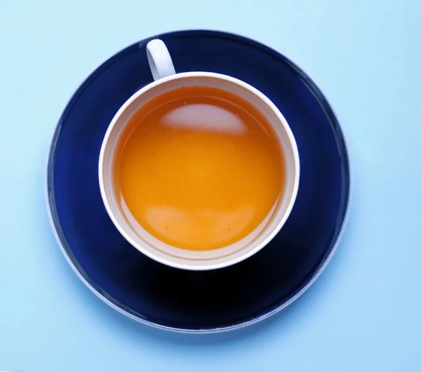 Blaue Tasse mit Tee — Stockfoto