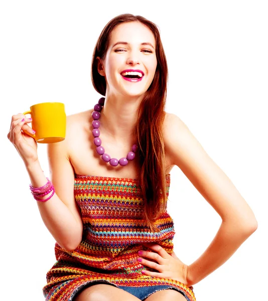 Schönheit junge Frau mit gelber Tasse — Stockfoto