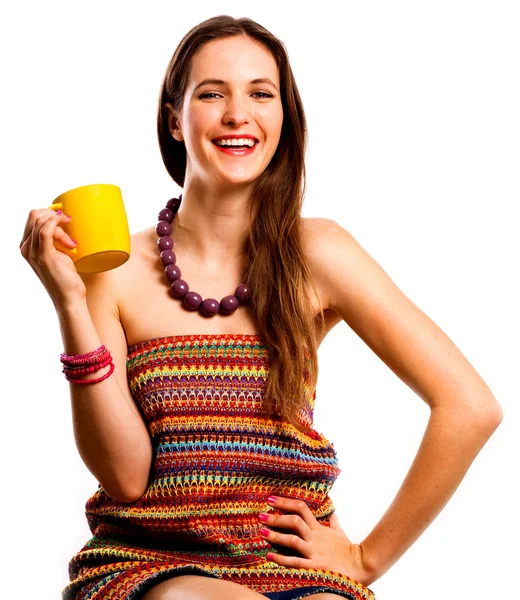 Schönheit junge Frau mit gelber Tasse — Stockfoto