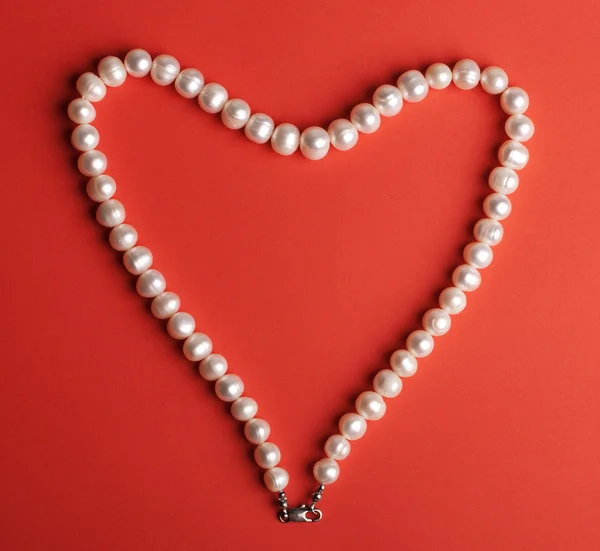 白い真珠からハート — ストック写真