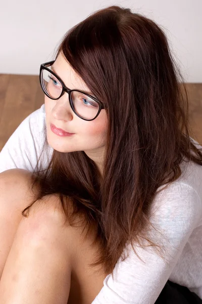 Beleza jovem mulher em óculos — Fotografia de Stock