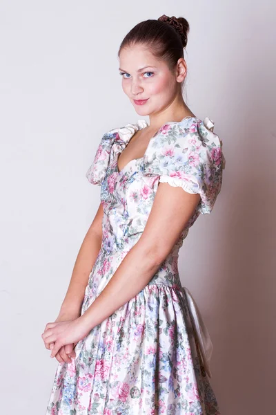 Beleza jovem mulher em vestido em estilo vitoriano — Fotografia de Stock