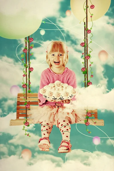 Маленькая девочка на качелях в небе — стоковое фото