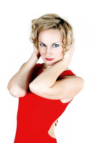 Skönhet blond i röd klänning — Stockfoto