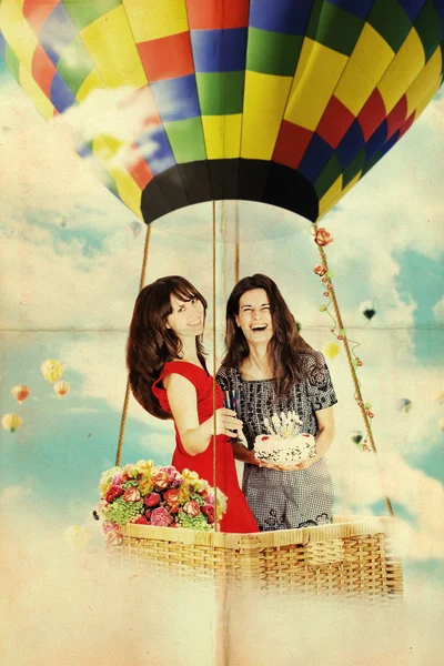 Красуні дівчата на повітряній кулі в небі — стокове фото