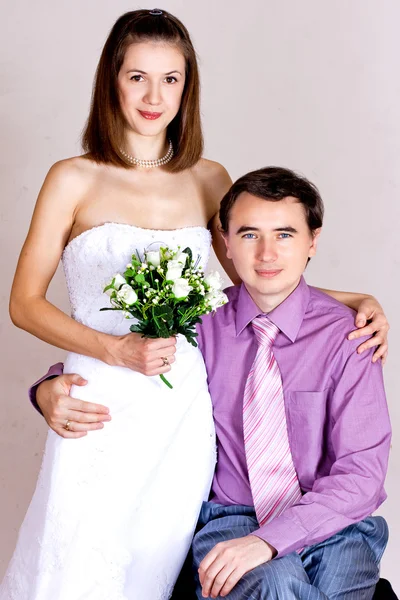 幸福新婚夫妇的肖像 — 图库照片