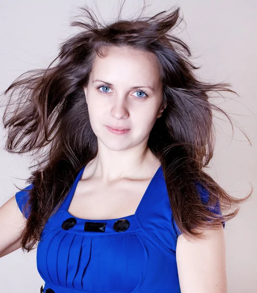 Schönheit junge Frau im blauen Kleid — Stockfoto