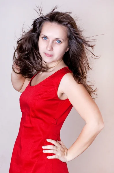 赤いドレスを着た可愛い女性 — ストック写真