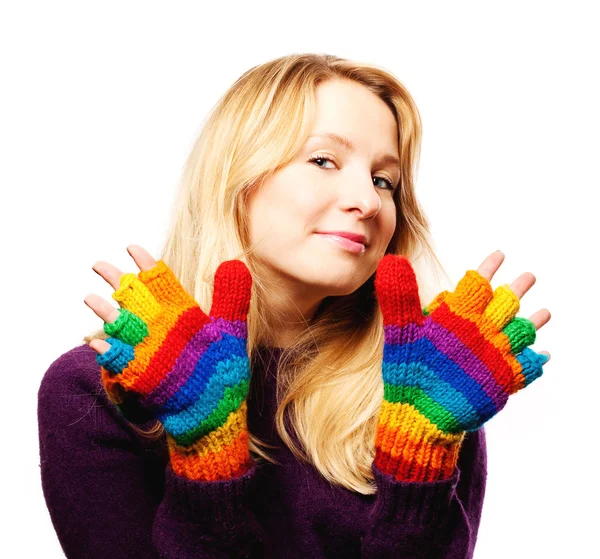 Piękna młoda kobieta w kolorowe rękawiczki — Zdjęcie stockowe
