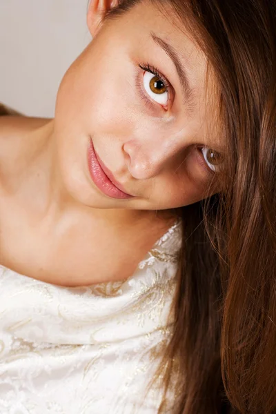 Portret piękna młoda brunetka — Zdjęcie stockowe