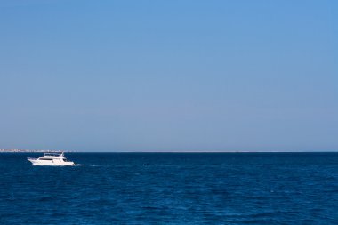 mavi deniz üzerinde beyaz gemi