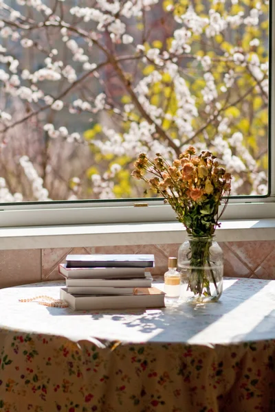 Bloemen Boeken Keuken — Stockfoto