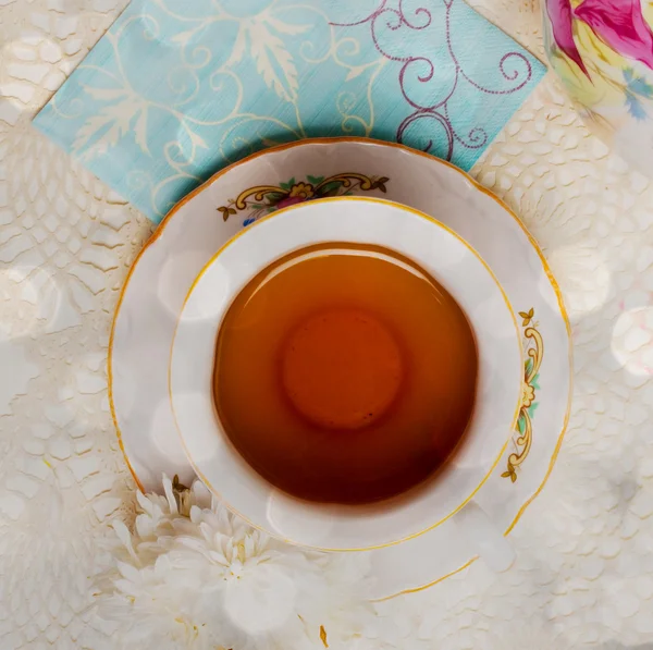 花とお茶のカップから組成 — ストック写真