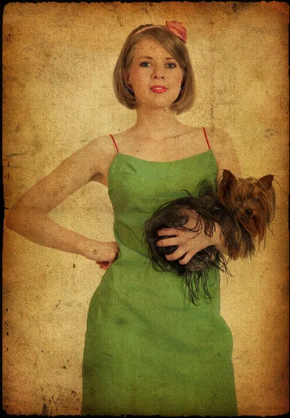 白に分離された犬と緑のドレスの若い女性 — ストック写真