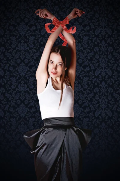 美年轻女子用本弓上现代纹理 — 图库照片