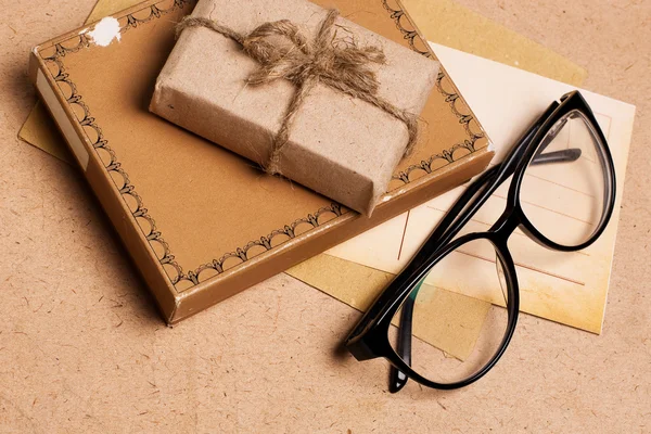 Regalo regalo de papel grunge con gafas —  Fotos de Stock