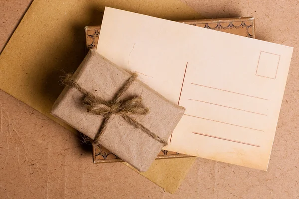 Huidige Geschenk Van Grunge Papier Met Briefkaart — Stockfoto