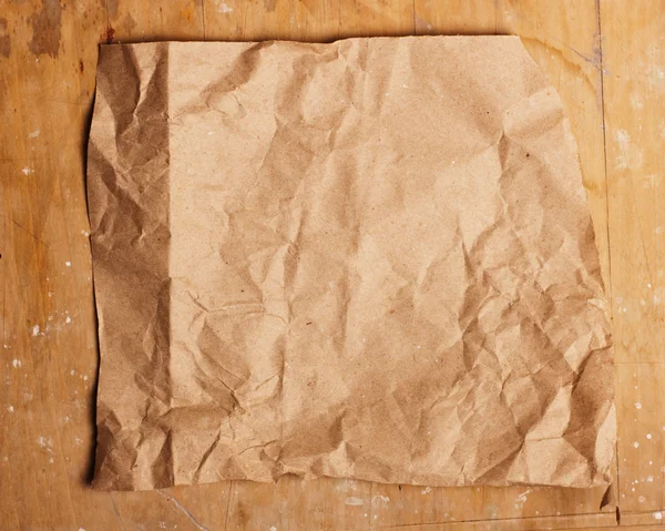 木製の背景上の紙の破片をリッピング — ストック写真
