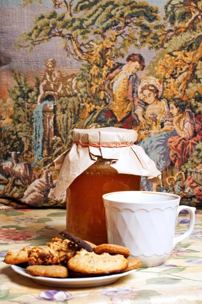 Чай с медом и печеньем — стоковое фото