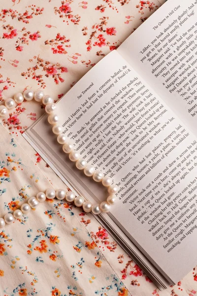 Buch mit weißen Perlen — Stockfoto